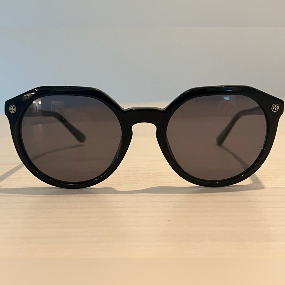 Used Tory Burch sunglasses. Good condition!